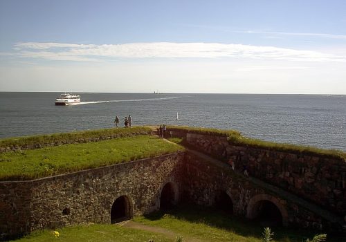 Suomenlinnan rauniot ja meri.